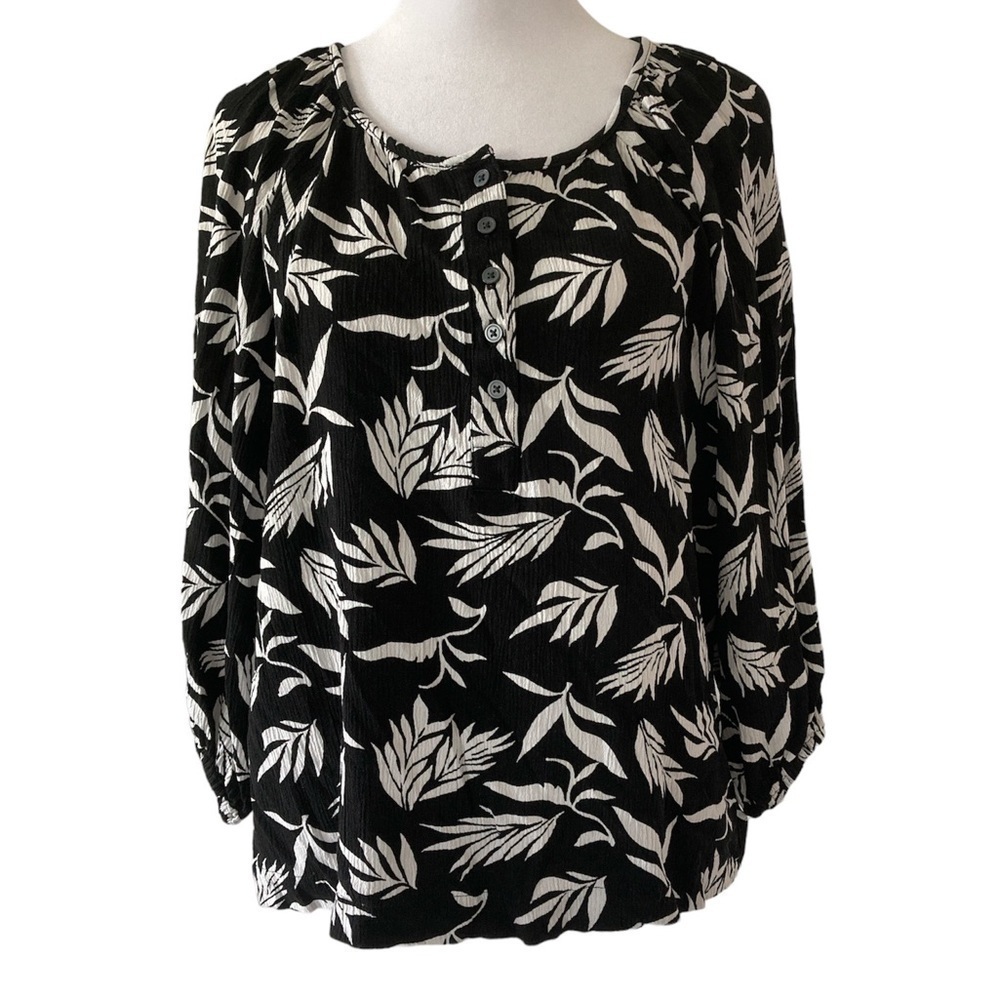 LOFT medium top black and white tropical leaves scoop neckline